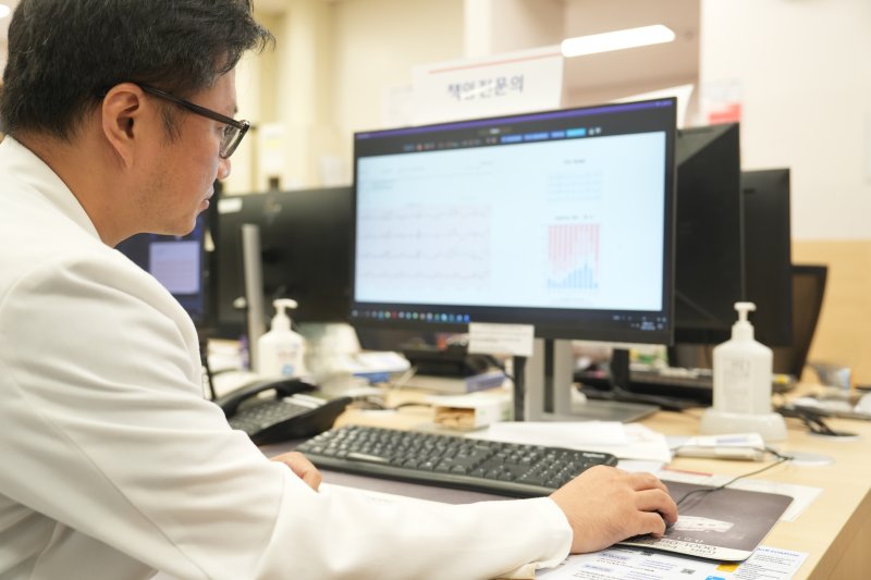 [서울=뉴시스] 김중희 분당서울대병원 응급의학과 교수가 AI(인공지능) 심전도 분석 솔루션 'ECG 버디'를 활용하고 있다. (사진= 분당서울대병원 제공)