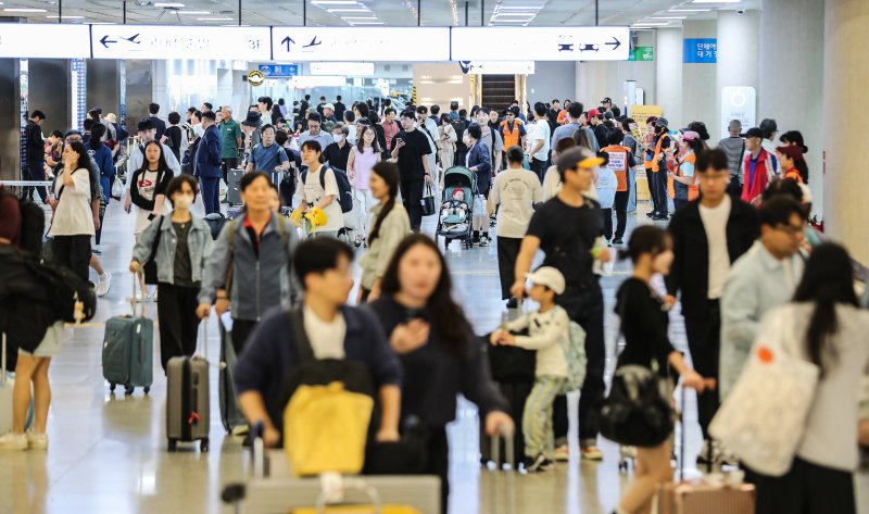 추석 연휴를 앞두고 제주국제공항을 이용하는 귀성객과 관광객들이 이동하고 있다. 제주도는 연휴 기간 재난과 의료, 교통, 화재 등 13개 분야에 24시간 안전대응체계를 가동하고 항공기 결항·지연 때 전세버스를 투입하는 특별수송대책을 운영한다. 사진=뉴시스