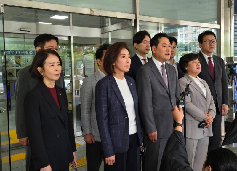 [서울=뉴시스] 조성봉 기자 = 장동혁 국민의힘 대표와 의원들이 3일 서울 영등포구 영등포경찰서에서 이진숙 전 방통위원장 체포에 대한 항의방문을 마친 뒤 입장 발표를 하고 있다. (사진=독자제공) 2025.10.03. photo@newsis.com *재판매 및 DB 금지