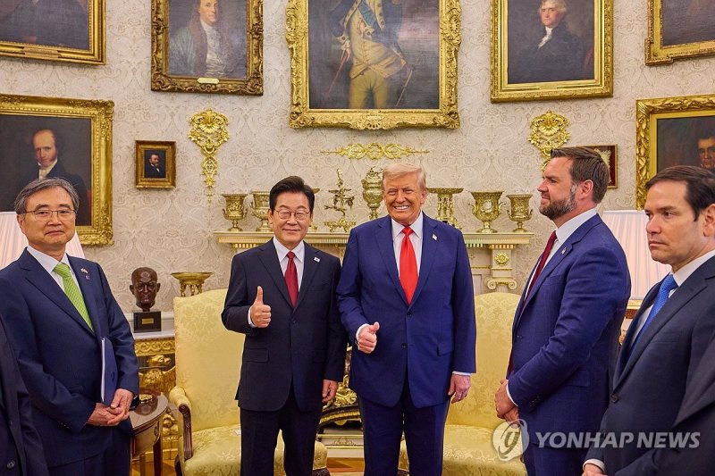 이재명 대통령, 트럼프 대통령과 엄지척 (출처=연합뉴스)