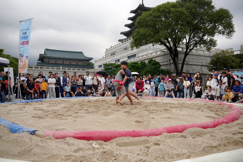 [서울=뉴시스]국립민속박물관이 온라인바카라을 맞아 본관 앞마당에서 '한가위배 씨름대회'를 진행한다. 국립민속박물관 제공