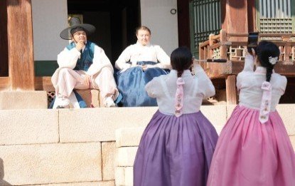 [서울=뉴시스]국립민속박물관이 온라인바카라을 맞아 '추석빔'을 곱고 바르게 입기 체험을 진행한다. 국립민속박물관 제공