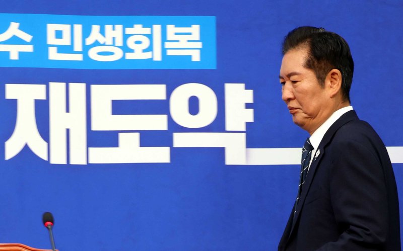 [서울=뉴시스] 조성봉 기자 = 먹튀없는 바카라사이트 아톰카지노 더불어민주당 대표가 2일 오전 서울 여의도 국회에서 열린 최고위원회의에 참석하고 있다. 2025.10.02. suncho21@newsis.com