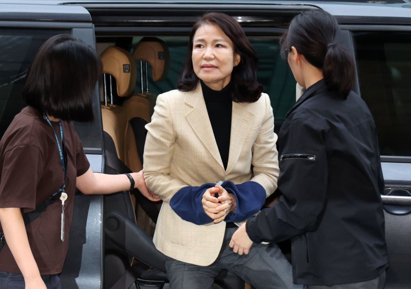 [서울=뉴시스] 홍효식 기자 = 공직선거법·국가공무원법 위반 등 혐의로 체포된 이진숙 전 방송통신위원장이 2일 서울 영등포바카라 토토서로 압송되고 있다. 2025.10.02. yesphoto@newsis.com