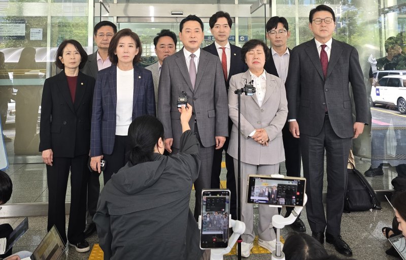 [서울=뉴시스] 조성봉 기자 = 장동혁 국민의힘 대표와 의원들이 3일 서울 영등포구 영등포바카라 토토서에서 이진숙 전 방통위원장 체포에 대한 항의방문을 마친 뒤 입장 발표를 하고 있다. (사진=독자제공) 2025.10.03. photo@newsis.com *재판매 및 DB 금지