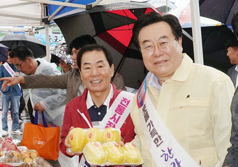 [해외 바카라 사이트=뉴시스] 박상웅 의원과 성낙인 군수가 추석맞이 해외 바카라 사이트 전통시장에서 장보기를 하고 있다. (사진=해외 바카라 사이트군 제공) 2025.10.04. photo@newsis.com *재판매 및 DB 금지
