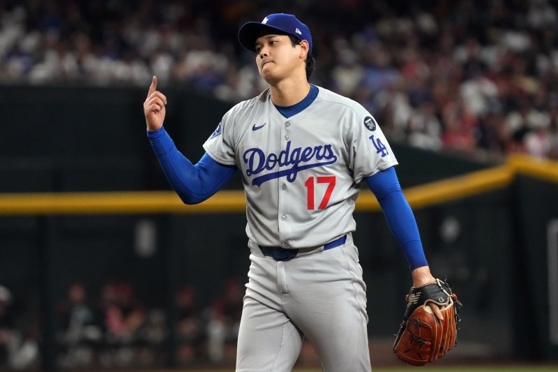 [피닉스=AP/뉴시스]메이저리그(MLB) LA 다저스의 '슈퍼 스타' 오타니 쇼헤이가 23일(현지 시간) 미 애리조나주 피닉스의 체이스필드에서 열린 2025 MLB 애리조나 다이아몬드백스와의 경기에 선발 등판해 3회초 연속 3타자를 삼진 처리한 뒤 반응하고 있다. 2025.09.24.