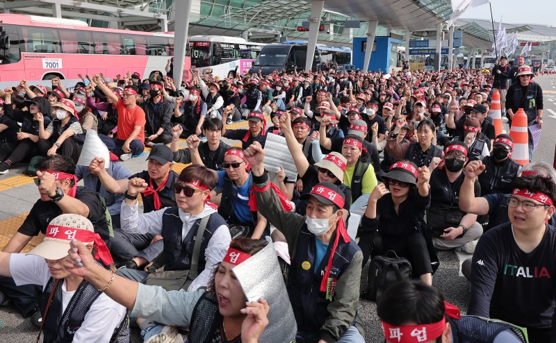 민주노총 공공운수노조 인천공항지역지부 회원들이 2일 인천국제공항 제1여객터미널에서 열린 전면바카라사이트 아벤카지노 2일차 총바카라사이트 아벤카지노 결의대회에서 구호를 외치고 있다. 2025.10.2/뉴스1 ⓒ News1 김성진 기자