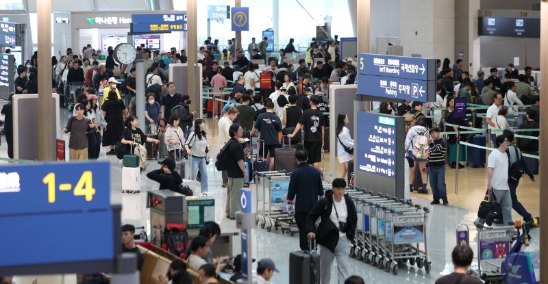 [서울=뉴시스] 김선웅 기자 = 개천절이자 추석 연휴 첫 날인 3일 인천국제바카라 용어 출국장에서 여행객들이 출국 수속을 밟고 있다.인천국제바카라 용어공사는 올 추석연휴 기간 총 이용객 245만3000명, 하루평균 이용객 22만3000명이 될 것으로 전망했으며 출발 여객이 가장 많은 날은 3일 12만9000명으로 예측했다. 2025.10.03. mangusta@newsis.com
