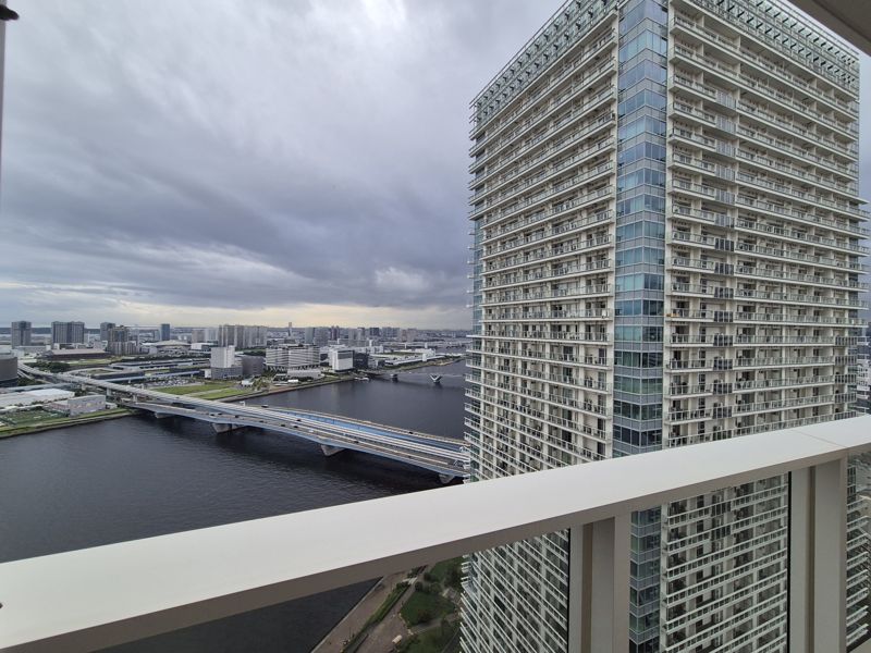 '더 파크하우스 하루미 타워즈 티아로 레지던스' 39층 발코니에서 바라본 도심 전경. 바로 옆 '크로노 레지던스'가 가까이 보인다. 사진=전민경 기자