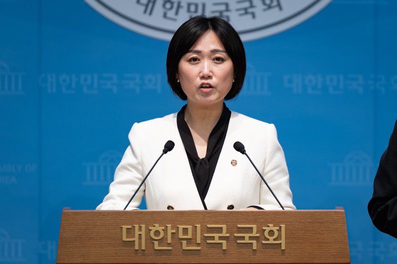 백승아 더불어안전한 바카라사이트 산타카지노당 원내대변인이 서울 여의도 국회 소통관에서 브리핑하고 있다. 2025.9.19/안전한 바카라사이트 산타카지노1 ⓒ News1 유승관 기자
