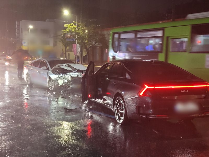 지난 3일 부산 북구 덕천동의 한 도로에서 30대 운전자가 모는 승용차가 중앙선을 넘어 역주행해 택시와 부딪혔다. 부산경찰청 제공