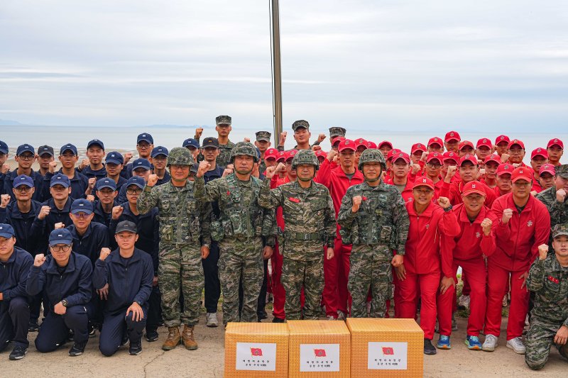 주일석 해병대사령관이 4일 서해 NLL 최전방 우도경비대를 찾아 장병들에게 격려품을 전달하고, 기념촬영하고 있다. 해병대사령부 제공