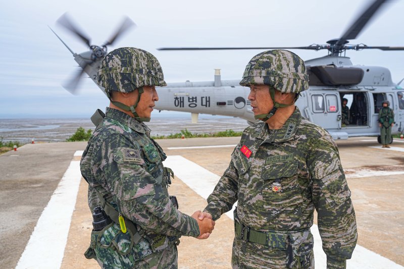 주일석 해병대사령관이 4일 서해 NLL 최전방 우도를 찾아 추석 연휴간 대비태세를 강조하며, 장병들을 격려하고 있다. 해병대사령부 제공