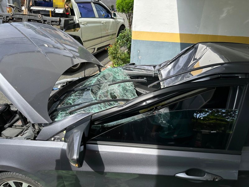 "하늘에서 차가 떨어졌어요"…담벼락 뚫은 아찔 사고