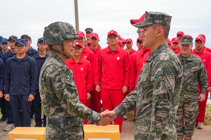 주일석 해병대사령관이 4일 서해 NLL 최전방 우도를 찾아 추석 연휴간 대비태세를 강조하며, 장병들을 격려하고 있다. 해병대사령부 제공