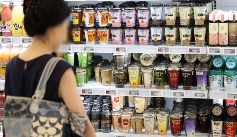 [서울=뉴시스] 김선웅 기자 = 서울 소재 유통매장에서 매일유업 커피 제품이 판매되고 있다. 2024.07.25. mangusta@newsis.com