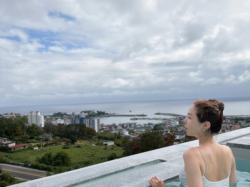 신지, 수영복 입고 드러낸 글래머 몸매…돋보이는 뒤태 [N샷]