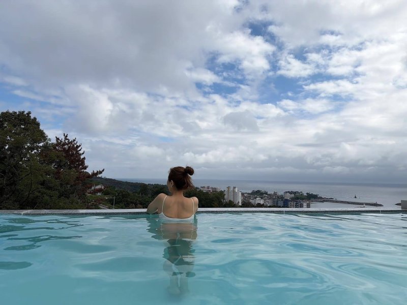 신지, 수영복 입고 드러낸 글래머 몸매…돋보이는 뒤태 [N샷]