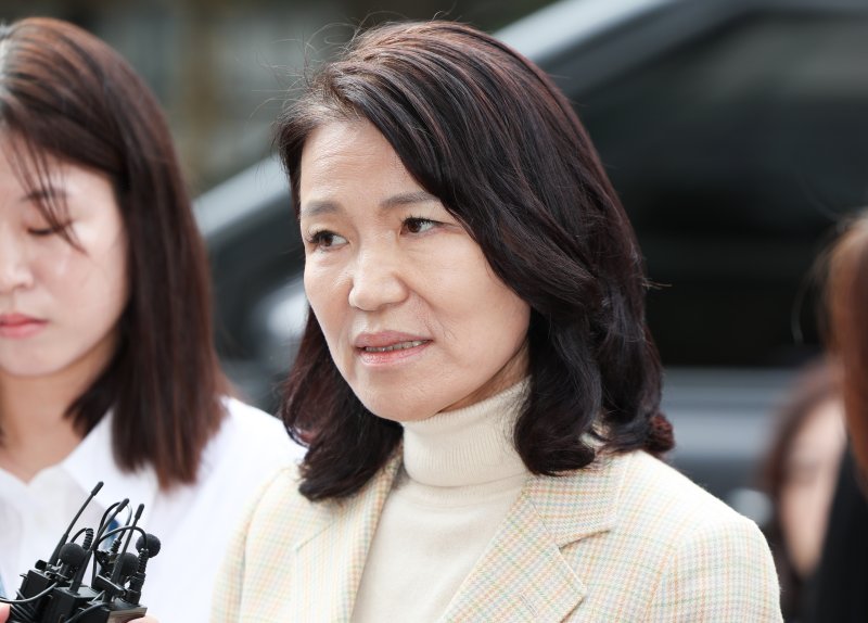 [서울=뉴시스] 황준선 기자 = 공직선거법·국가공무원법 위반 등 혐의로 체포된 이진숙 전 방송통신위원장이 4일 오후 서울 양천구 서울남부지방법원에서 열린 메이저 바카라사이트 장난감에 출석하며 입장을 밝히고 있다. 2025.10.04. hwang@newsis.com