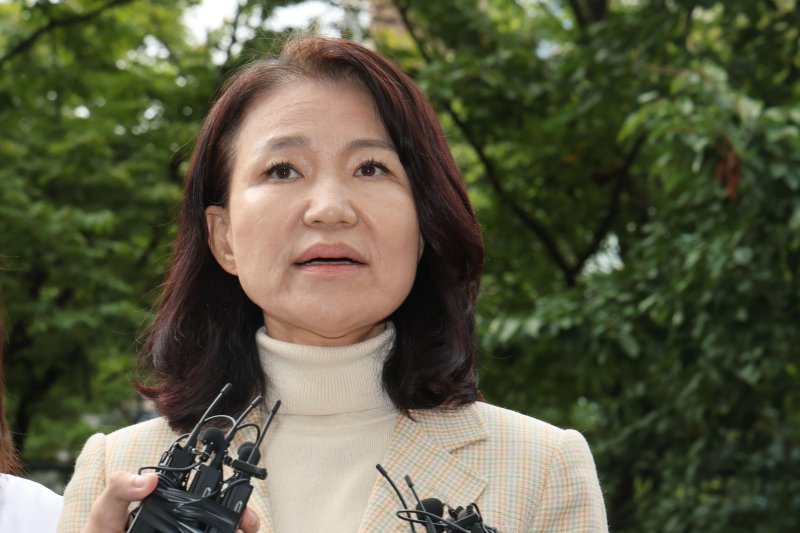 공직선거법·국가공무원법 위반 등 혐의로 체포된 이진숙 전 방송통신위원장이 4일 오후 서울 양천구 서울남부지방법원에서 열린 메이저 바카라사이트 홈런사에 출석하며 입장을 밝히고 있다. 2025.10.4/메이저 바카라사이트 홈런1 ⓒ News1 이광호 기자