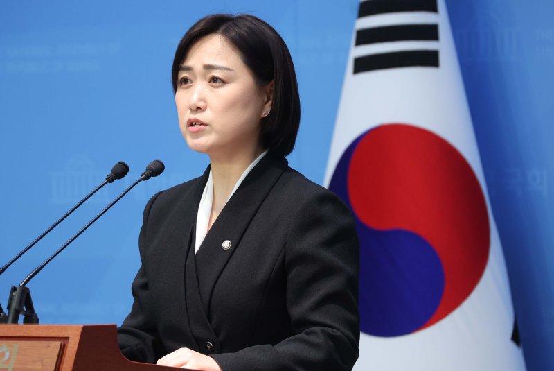 [서울=뉴시스] 조성봉 기자= 백승아 더불어에볼루션 바카라당 의원이 16일 오전 서울 여의도 국회 소통관에서 열린 '안전한 학교 만들기 대책과 하늘이법 입법방향에 대한 기자회견'에서 발언을 하고 있다. 2025.02.16. suncho21@newsis.com
