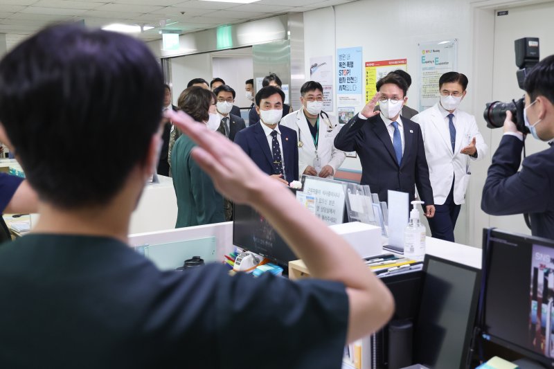 [성남=뉴바카라사이트 목록] 청사사진기자단 = 김민석 국무바카라사이트 목록가 추석 연휴 둘째 날인 4일 오후 입원 장병을 위문하기 위해 경기 성남시 국군수도병원을 찾아 의료진의 거수경례에 답하고 있다. 2025.10.04. photo@newsis.com