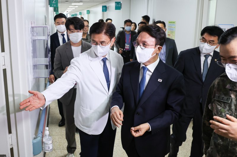 [성남=뉴바카라사이트 목록] 청사사진기자단 = 김민석 국무바카라사이트 목록가 추석 연휴 둘째 날인 4일 오후 입원 장병을 위문하기 위해 경기 성남시 국군수도병원 병실에 들어가고 있다. 2025.10.04. photo@newsis.com