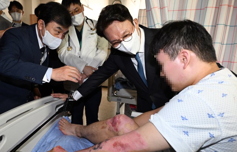 [성남=뉴바카라사이트 목록] 청사사진기자단 = 김민석 국무바카라사이트 목록와 안규백 국방부 장관이 추석 연휴 둘째 날인 4일 오후 경기 성남시 국군수도병원을 찾아 입원 장병을 위문하고 있다. 2025.10.04. photo@newsis.com