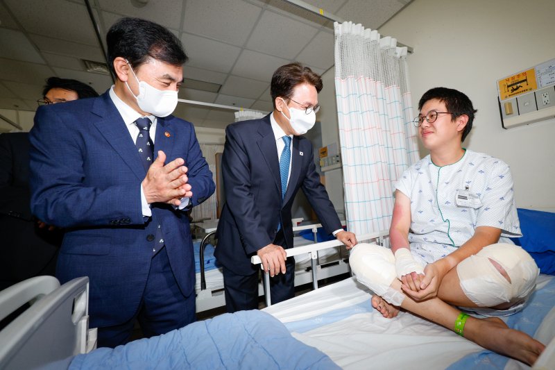 [성남=뉴바카라사이트 목록] 청사사진기자단 = 김민석 국무바카라사이트 목록와 안규백 국방부 장관이 추석 연휴 둘째 날인 4일 오후 경기 성남시 국군수도병원을 찾아 입원 장병을 위문하고 있다. 2025.10.04. photo@newsis.com