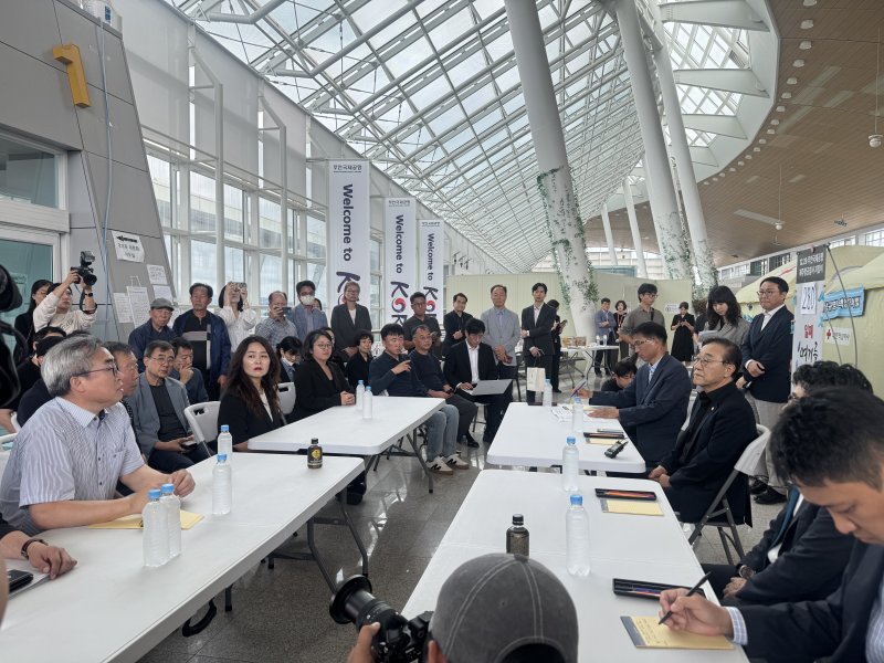 [무안=뉴시스] 4일 무안국제공항에서 김윤덕 국토교통부 장관고과 제주인기있는바카라사이트 여객기 참사 유가족이 면담하고 있다. (사진=유가족협의회 제공) 2025.10.4. photo@newsis.com *재판매 및 DB 금지