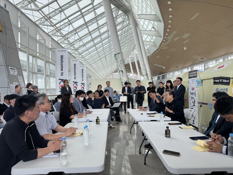 [무안=뉴시스] 4일 무안국제공항에서 김윤덕(오른쪽) 국토교통부 장관이 제주인기있는바카라사이트 여객기 참사 유가족의 질문에 답변하고 있다. (사진=유가족협의회 제공) 2025.10.4. photo@newsis.com *재판매 및 DB 금지