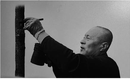 [서산=뉴시스] 최근 권순섭 교수가 자신의 작품에 옻칠을 하고 있다. (사진=서해신규 바카라사이트 제공) 2025.10.04. photo@newsis.com *재판매 및 DB 금지
