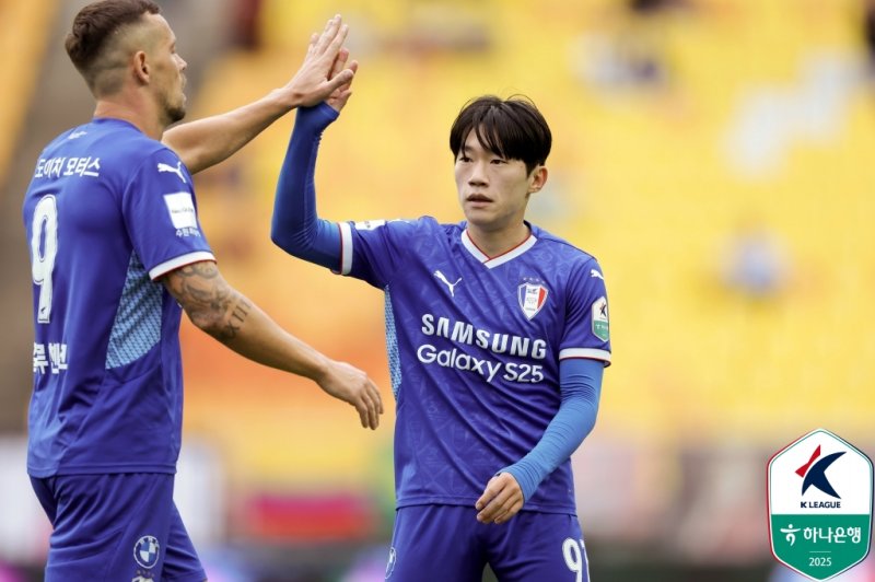 [서울=뉴시스] 프로축구 K리그2 바카라사이트 총판 삼성의 일류첸코, 박지원. (사진=한국프로축구연맹 제공) *재판매 및 DB 금지