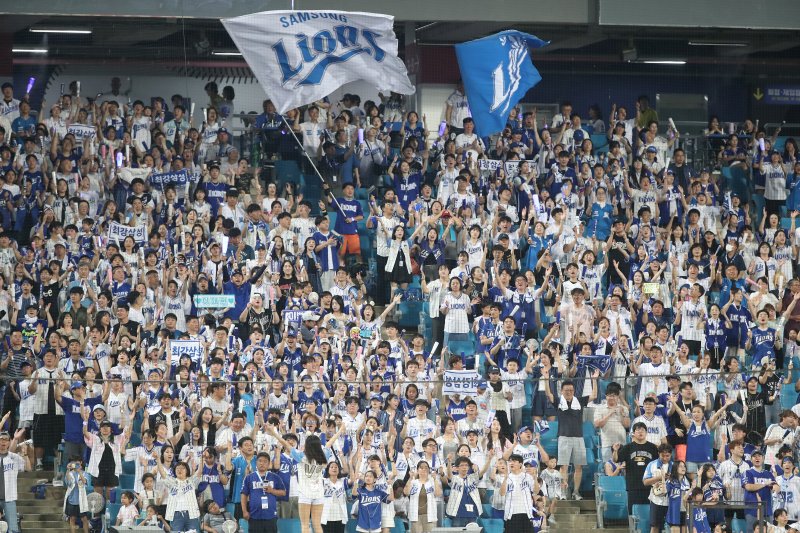 23일 오후 대구 수성구 삼성라이온즈파크에서 열린 프로바카라 토토 '2025 신한 SOL뱅크 KBO 리그' 키움 히어로즈와 삼성 라이온즈 경기, 주말을 맞아 야구장을 찾은 관중들이 무더위도 잊은 채 열띤 응원전을 펼치고 있다. 2025.8.23/바카라 토토1 ⓒ News1 공정식 기자
