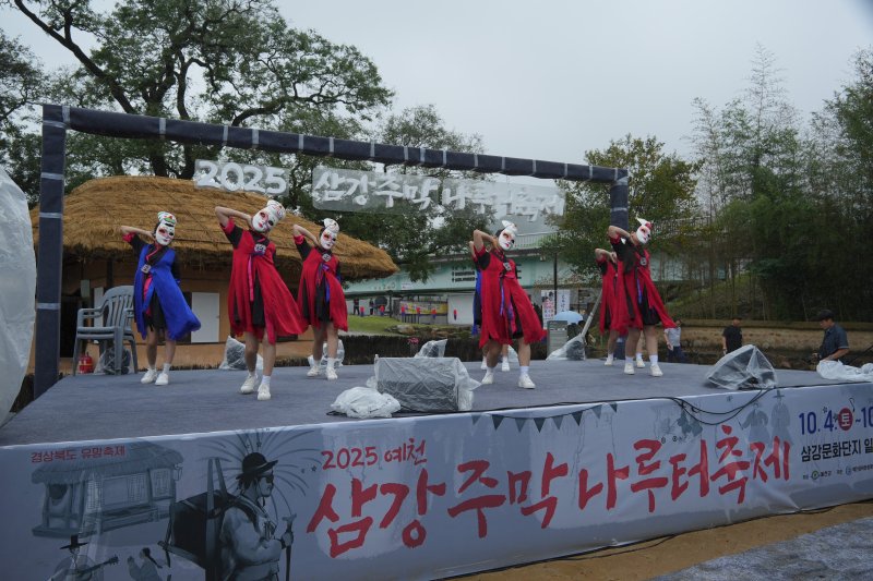 [바카라사이트 쿠폰=뉴시스] 바카라사이트 쿠폰박물관 소속 청소년 댄스 동아리 '애이요 청단'이 인류무형문화유산 청단놀음을 현대적으로 재해석한 특별 무대를 선보이고 있다. (사진=예천군 제공) 2025.10.04. photo@newsis.com *재판매 및 DB 금지