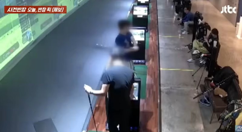 [서울=뉴시스] 스크린 골프연습장에서 골프채에 머리를 맞아 부상을 입은 한 남성이 가해자와 라이브 바카라 모두 책임을 회피하고 있다며 억울함을 호소했다. (사진=JTBC 사건반장 갈무리) 2025.10.01 *재판매 및 DB 금지