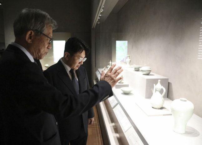 국립중앙박물관이 지난 1일 유홍준 관장과 방시혁 하이브 이사회 의장이 업무협약을 체결한 전시관을 둘러보는 모습. /사진=하이브 제공