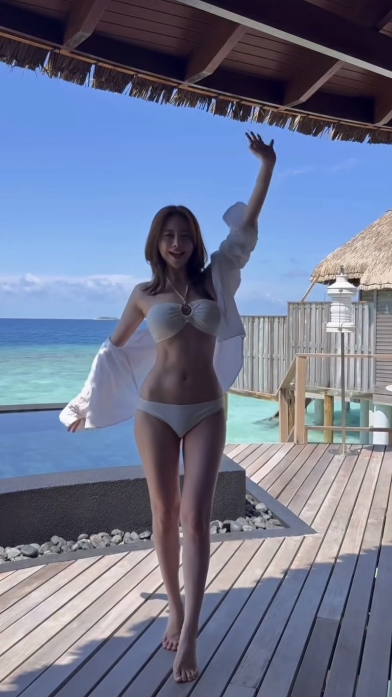 '시스루 셔츠·황금 골반' 비키니女