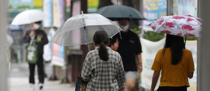 바카라 토토대학교에서 우산을 쓴 시민들이 발걸음을 옮기고 있다./바카라 토토1 DB