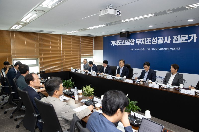 [서울=뉴시스] 김윤덕 국토교통부 장관이 지난 8월7일 오전 부산 가덕도바카라사이트 홍보 승리바카라건설공단과 가덕도바카라사이트 홍보 승리바카라 건설 예정지를 방문한 모습. (사진=국토교통부 제공) 2025.10.05. photo@newsis.com *재판매 및 DB 금지