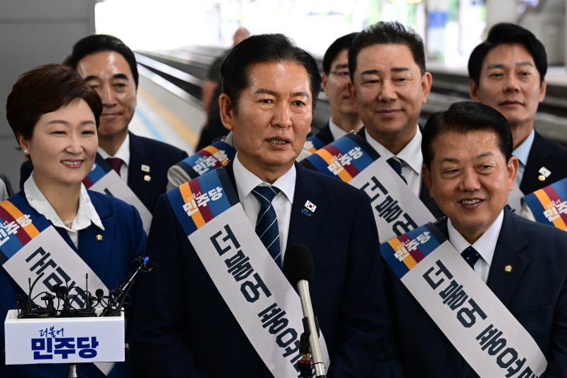 [서울=뉴시스] 김금보 기자= 정청래 더불어민주당 대표가 2일 서울 용산구 용산역에서 추석 귀성 인사를 전하고 있다. (공동취재) 2025.10.02. photo@newsis.com
