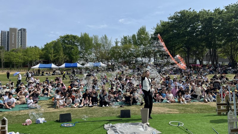 [바카라 사이트=뉴시스] 바카라 사이트 서구 숲속음악소풍 시즌1 버블쇼. (사진=바카라 사이트 서구문화회관 제공) 2025.10.05. photo@newsis.com *재판매 및 DB 금지