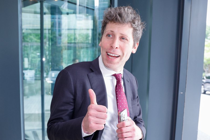 샘 올트먼(Sam Altman) 오픈 바카라사이트 CEO가 1일 오후 서울 종로구 SK서린빌딩에서 최태원 SK그룹 회장과 회동을 마친 뒤 차량으로 향하고 있다. 2025.10.1/뉴스1 ⓒ News1 안은나 기자