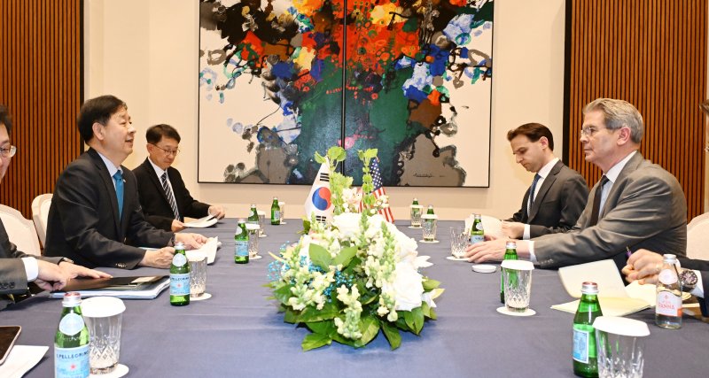 '대한한국 투자 서밋(Korea Investment Summit)' 참석차 미국 뉴욕을 방문한 구윤철 부총리 겸 기획재정부 장관이 지난 9월 24일(현지시간) 주유엔 대한민국대표부에서 스콧 베센트 미국 재무장관과 면담을 하고 있다. (기획재정부 제공. 재판매 및 DB 제공) 2025.9.25/메이저 바카라사이트 주사위1