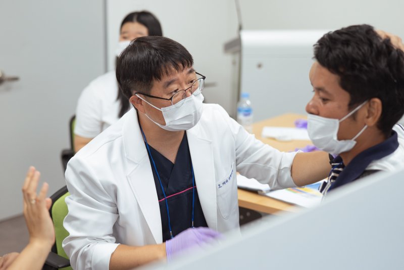 강원 바카라 전략 개원의 바카라 전략 모임인 NRT 멤버가 의료 봉사활동을 하는 모습.(NRT 제공, 재판매 및 DB금지)