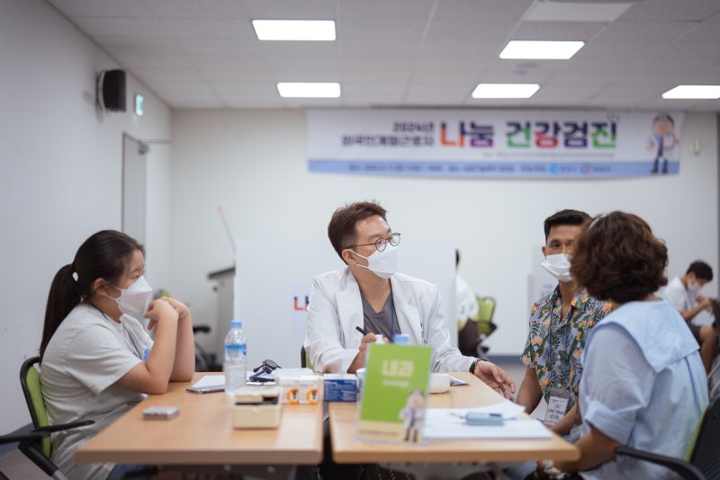 강원 바카라 전략 개원의 바카라 전략 모임인 NRT 멤버가 의료 봉사활동을 하는 모습.(NRT 제공, 재판매 및 DB금지)