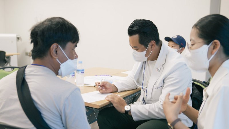 강원 바카라 전략 개원의 바카라 전략 모임인 NRT 멤버가 의료 봉사활동을 하는 모습.(NRT 제공, 재판매 및 DB금지)