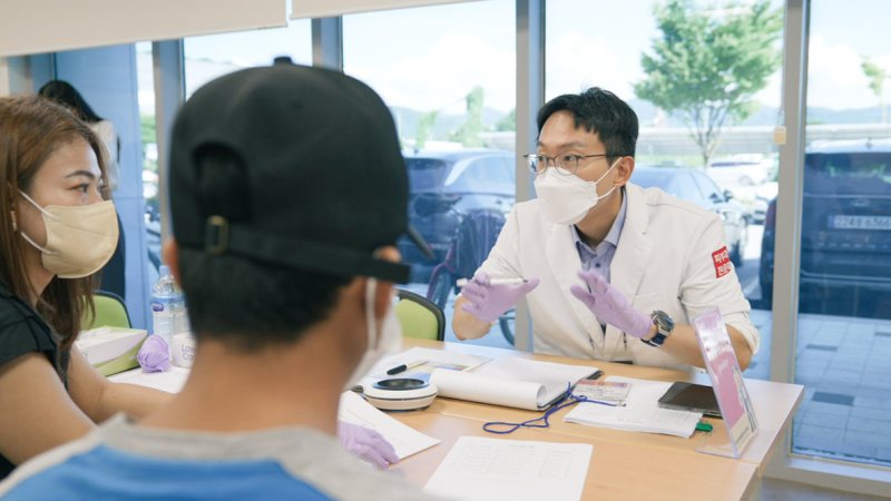 강원 바카라 전략 개원의 바카라 전략 모임인 NRT 멤버가 의료 봉사활동을 하는 모습.(NRT 제공, 재판매 및 DB금지)