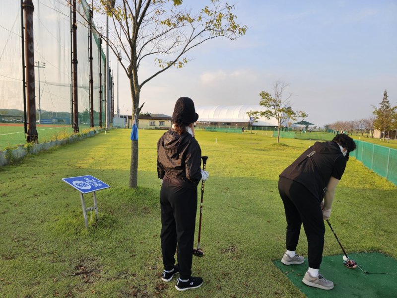 [태안=뉴시스] 김덕진 기자=대회가 열릴 인터넷 바카라사이트파크골프장에서 여성 동호인들이 파크골프를 즐기고 있다. 2025.10.05 spark@newsis.com *재판매 및 DB 금지